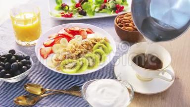 土耳其咖啡倒热水.. 新鲜水果，猕猴桃，草莓浆果，酸奶，果汁，健康早餐